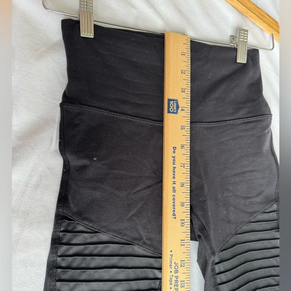 ALO YOGA High-Waist Moto‎ Legging Black woman XS sculpts lifts gorpcore